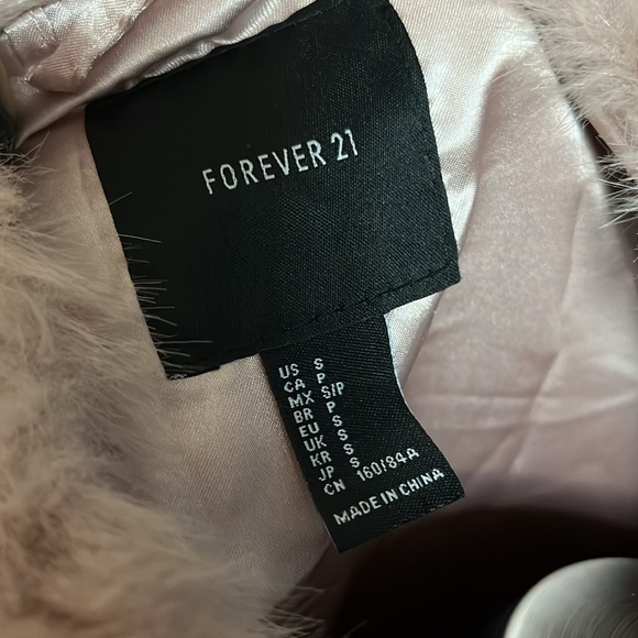 Forever 21 baby pink faux fur vest. Closes fully with hook and eye. Sz S small - Picture 5 of 5